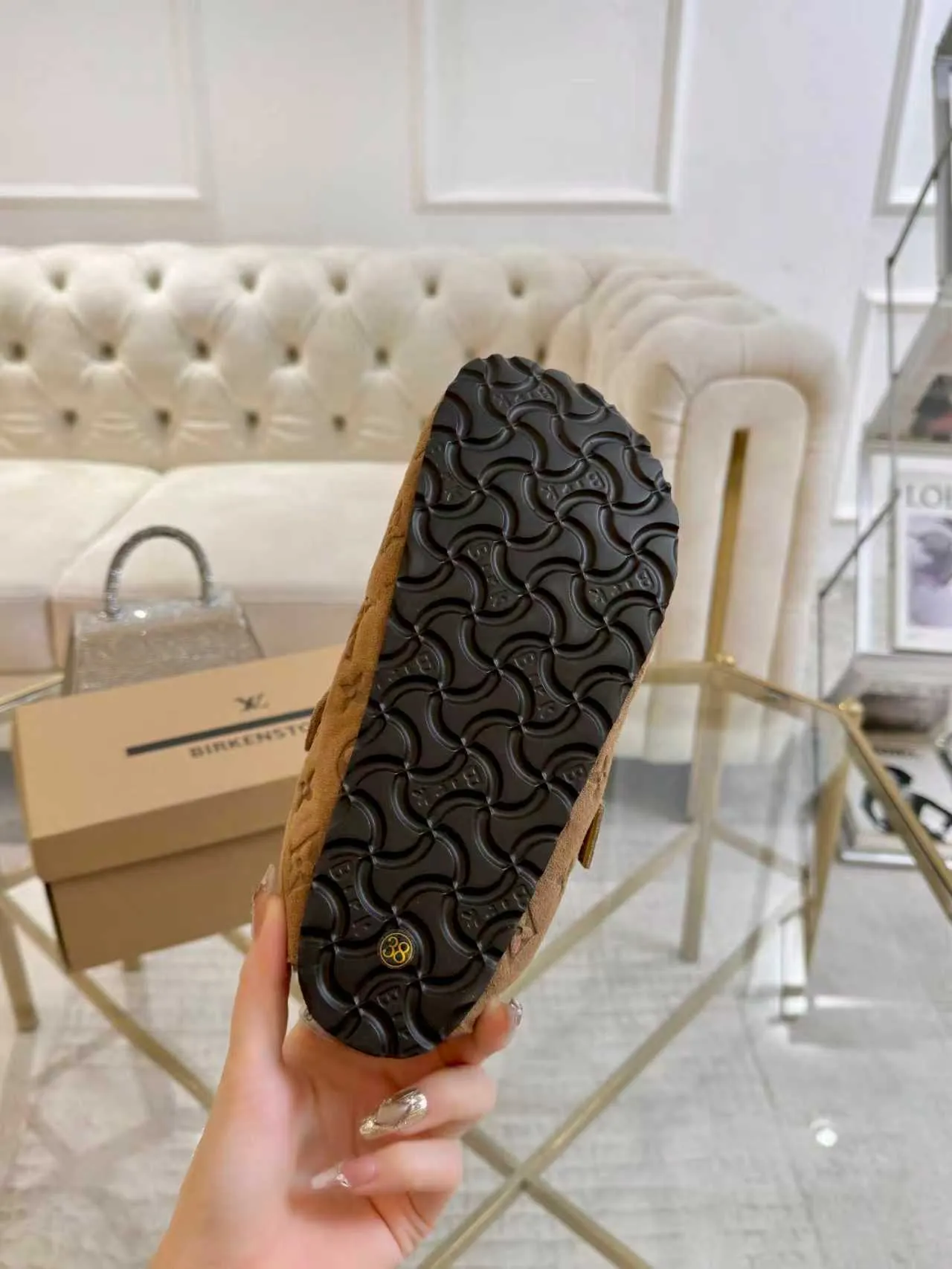 p600🐮🐮 LV wool slippers for couples｜Even the toes exude a sense of luxury ✨ For this pair of LV classic Birkenstock slippers, we have achieved the ultimate restoration of the "higher version", with the mark of luxury in every detail. 👫 ▫️ Original jacquard with delicate cowhide leather, retro texture is at your fingertips; ▫️ 100% pure wool lining, wearing barefoot is like stepping on clouds, skin-friendly, breathable and not sweaty; ▫️ Three-dimensional toe cap + non-slip rubber sole, safe and secure when walking in the wind. The belt buckle and presbyopia elements are embellished, revealing the aura of a big-name brand in a low-key manner. Whether it is on a date or out on the street, every step is like walking in the middle of a show. Pair it with jeans for a lazy and casual look; with a coat and skirt, it will look elegant. With one pair of shoes, you can easily switch between multiple styles, and you never have to be deliberate about the sense of luxury. #LVcouples #high-endwear #lightluxurylife #quality recommendation Fabric: classic presbyopia/imported sheepskin/classic jacquard fabric Lining: imported wool lining Sole: original rubber sole Size: Female 35-41 Male 38-46